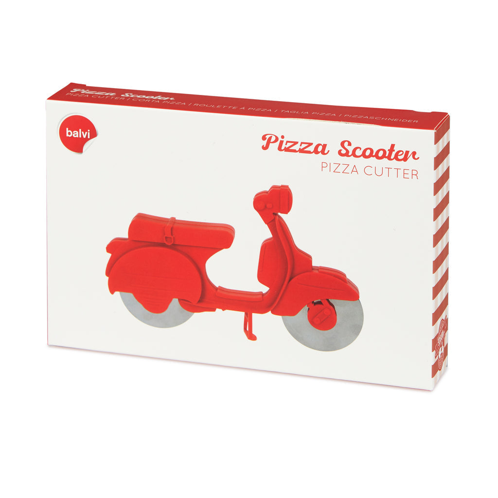 Verpakkingsdoos van de rode Balvi Pizza Scooter pizzasnijder tegen witte achtergrond