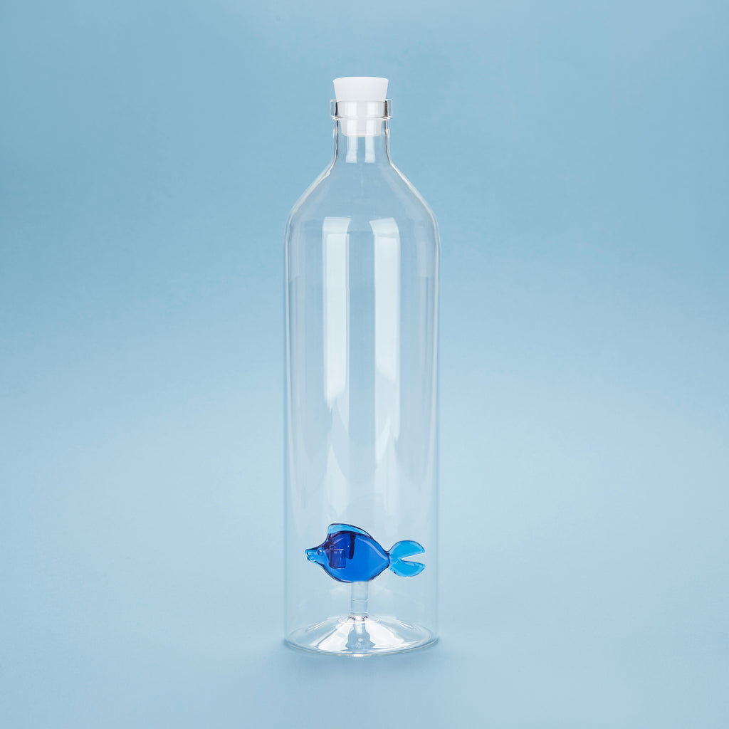 Balvi glazen waterkaraf met blauw glazen visje binnenin tegen blauwe achtergrond