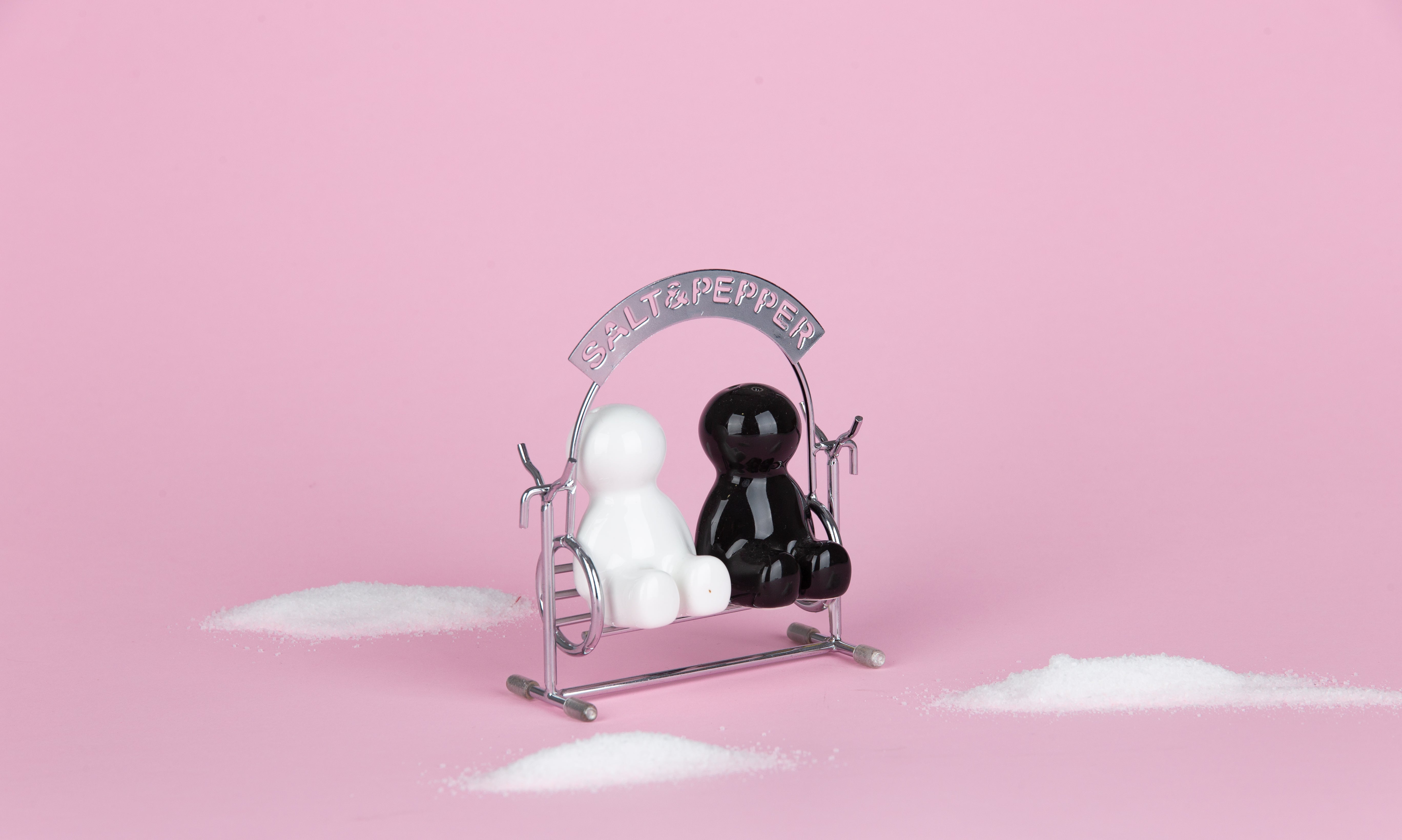 Balvi Zout- en Peperstel Zwart-Wit, op roze achtergrond