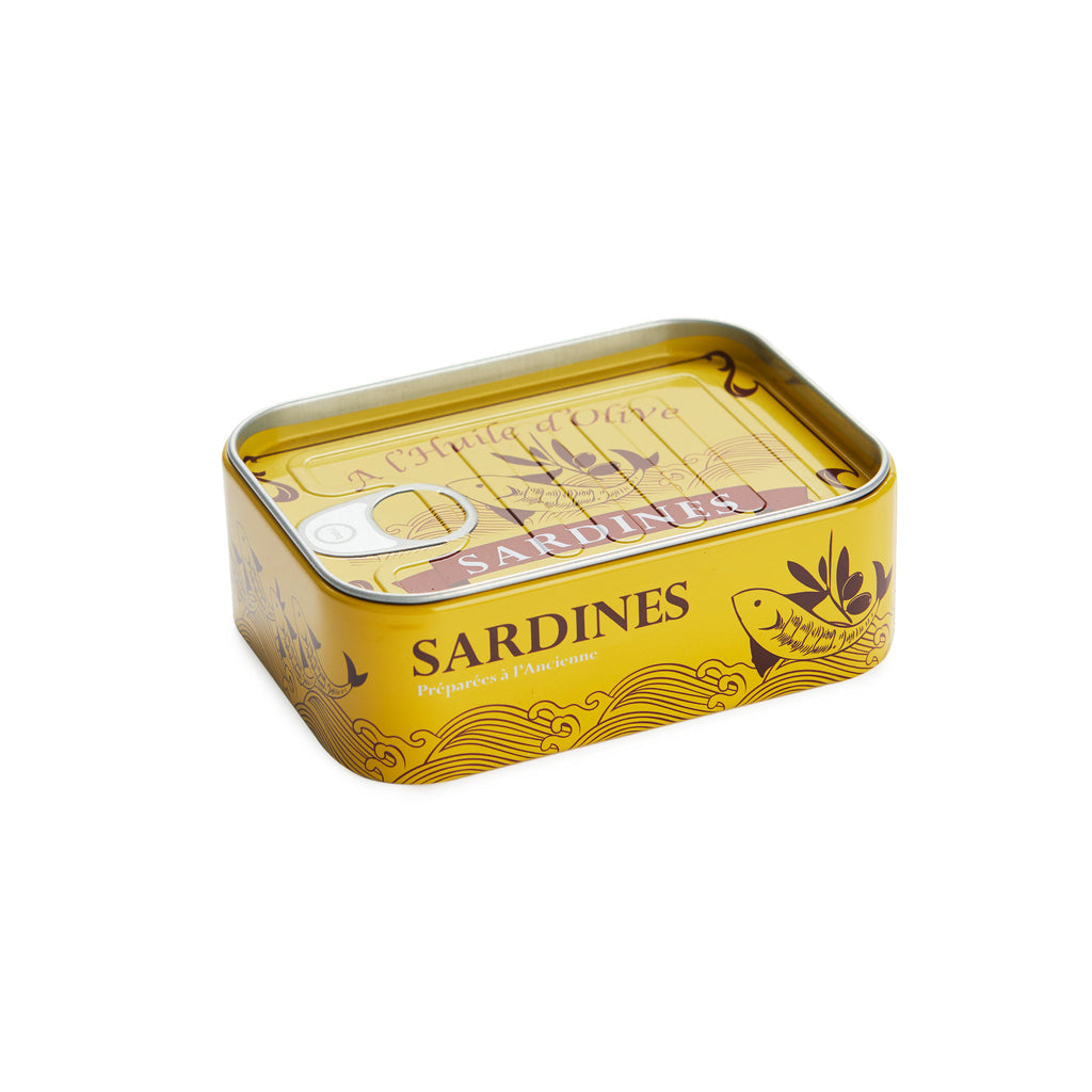 Gesloten geel blik met rode banner en de opdruk Sardines, op een witte achtergrond