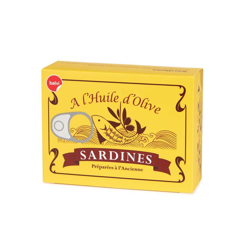 Gele kartonnen doos met de opdruk Sardines en het Balvi-logo, op een witte achtergrond