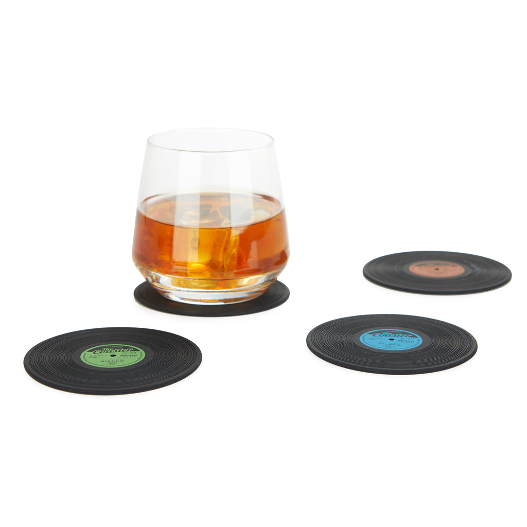 Balvi Onderzetters The Coaster - 4 stuks, glas whisky op een zwarte onderzetter met drie andere met groen, blauw en rood label ernaast