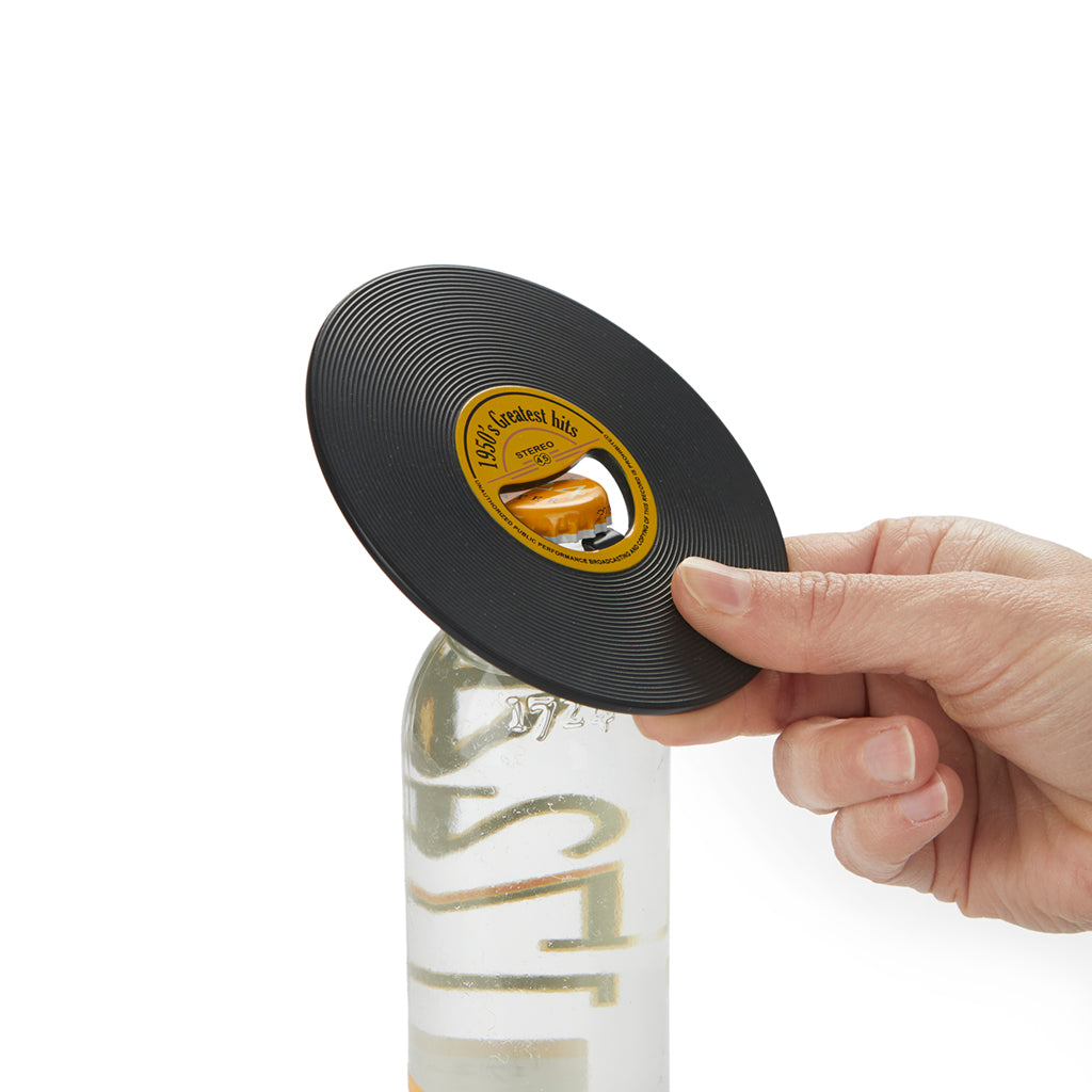 Balvi Flesopener Greatest Hits, hand opent een flesje