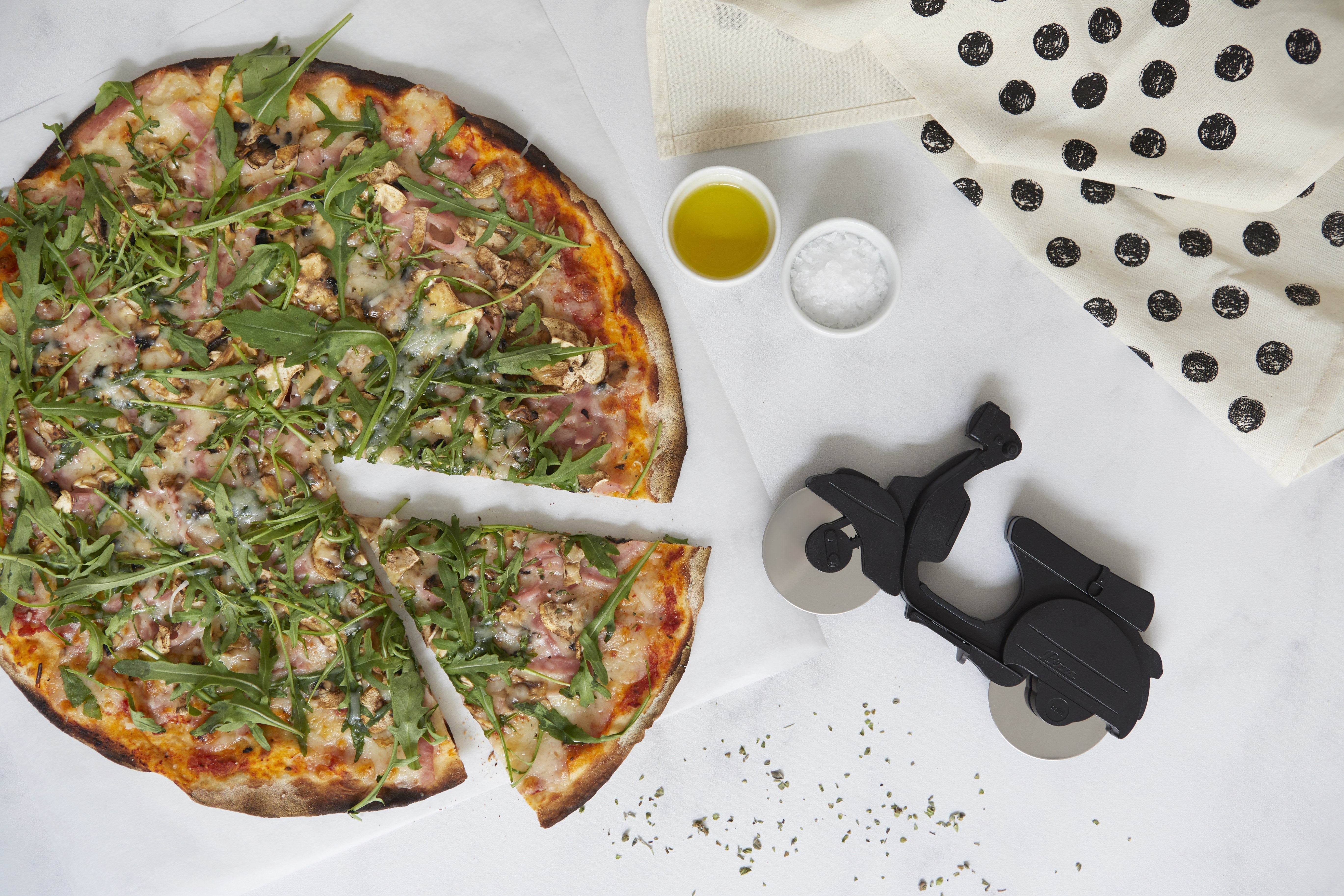 Balvi Pizzasnijder Scooter Zwart, close-up terwijl de pizza wordt gesneden