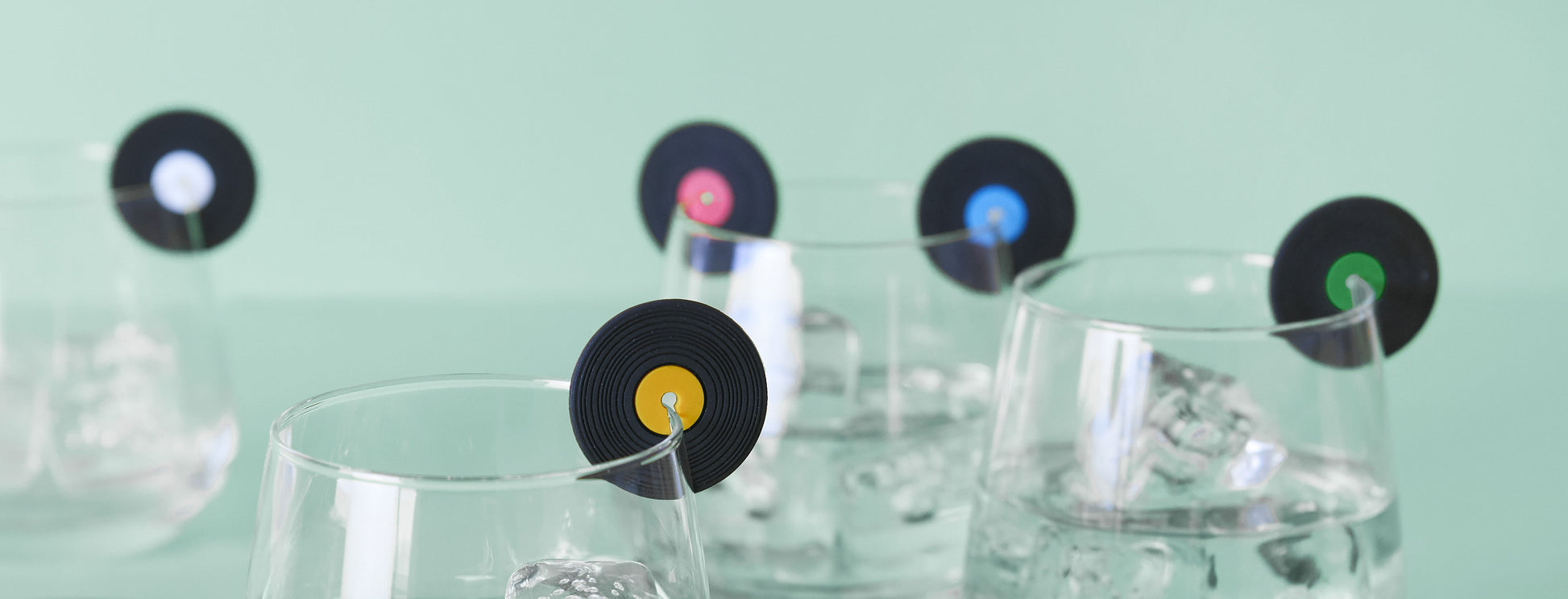 Balvi Glasmarkers Greatest Hits Siliconen - 8 stuks, aan 3 glazen bevestigd, op mintgroene achtergrond