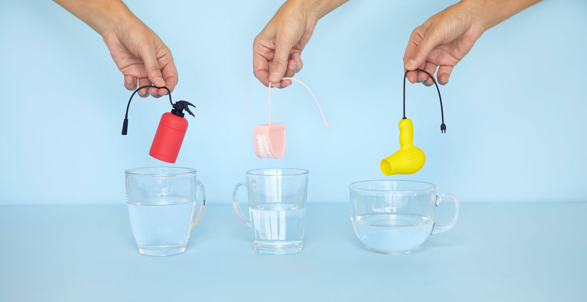 Balvi Thee-ei ElectriciTEA, samen met het rode en roze thee-ei, elk boven een eigen glas