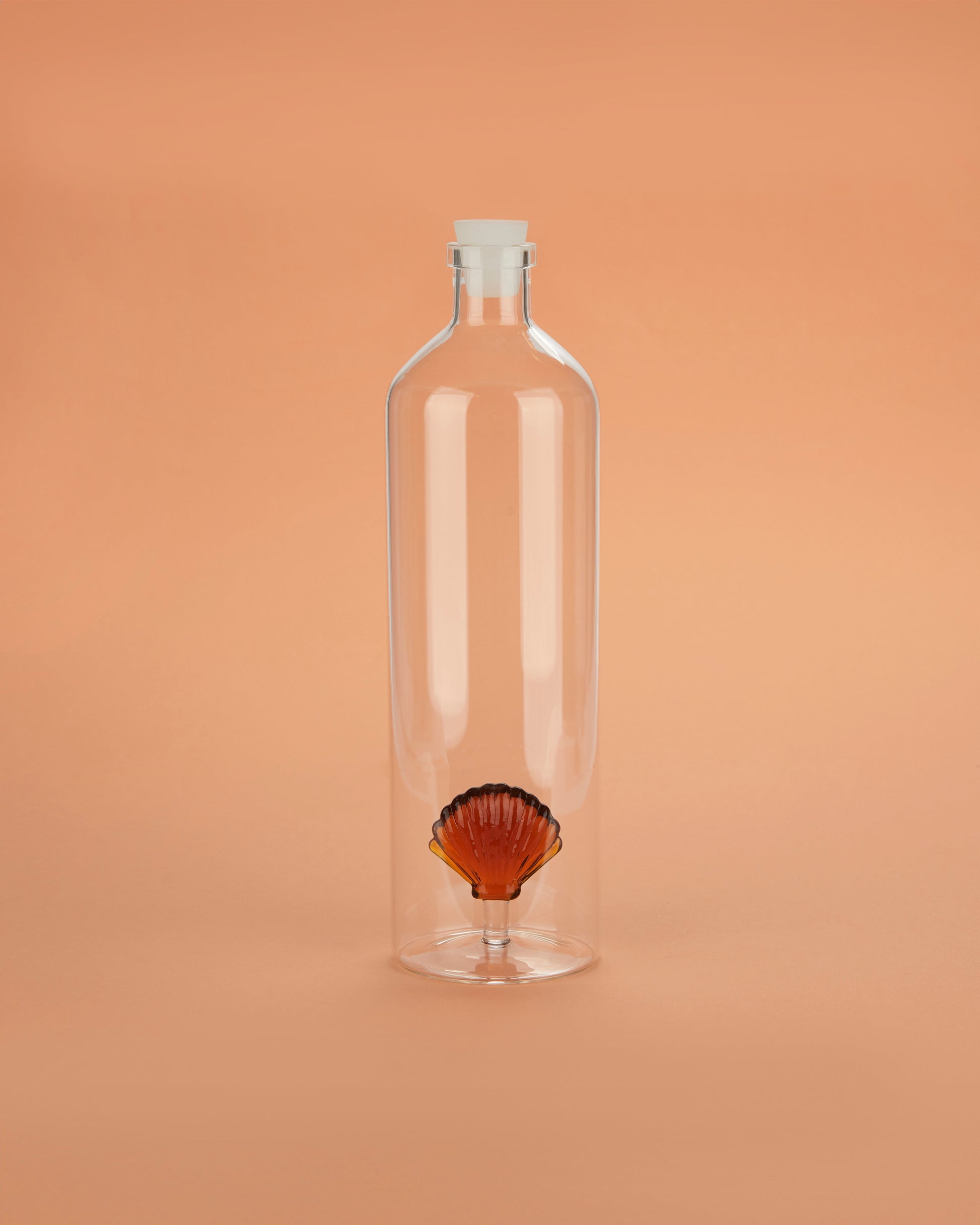 Balvi Waterkaraf Atlantis Schelp - 1,2 liter, op okerkleurige achtergrond