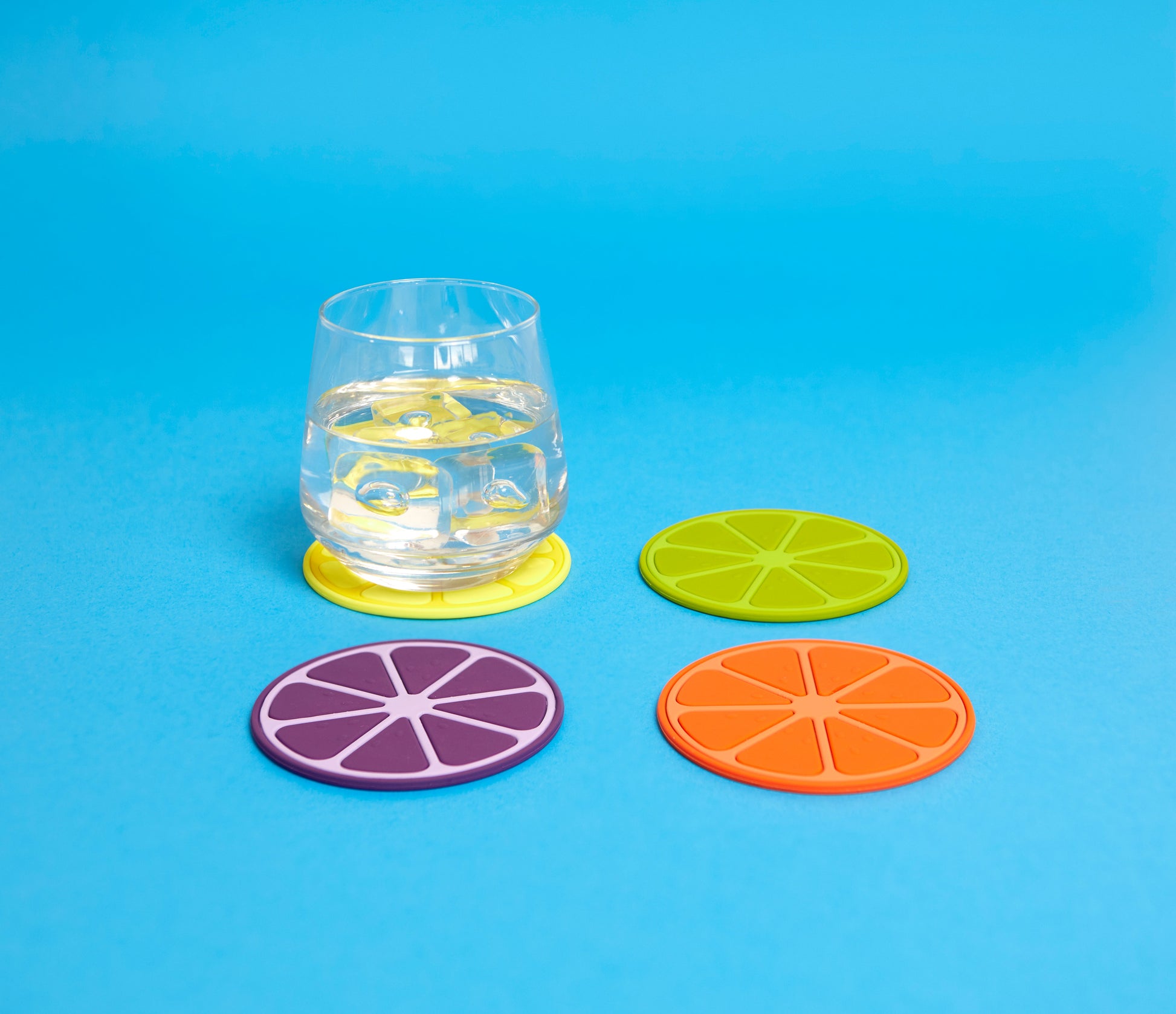 Balvi Onderzetters Fruit Party - 4 stuks, op blauwe achtergrond, andere hoek