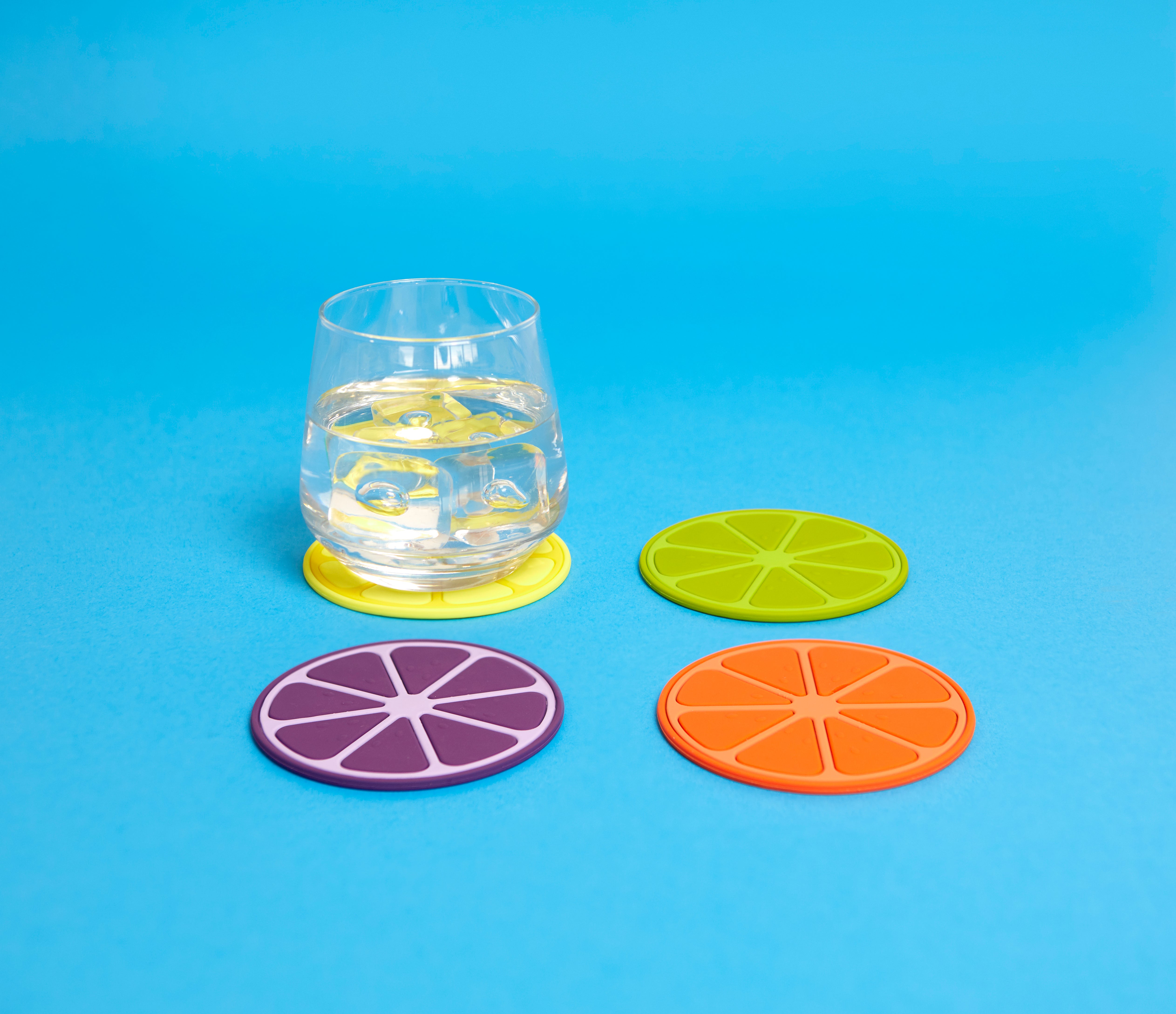 Balvi Onderzetters Fruit Party - 4 stuks, op blauwe achtergrond, andere hoek