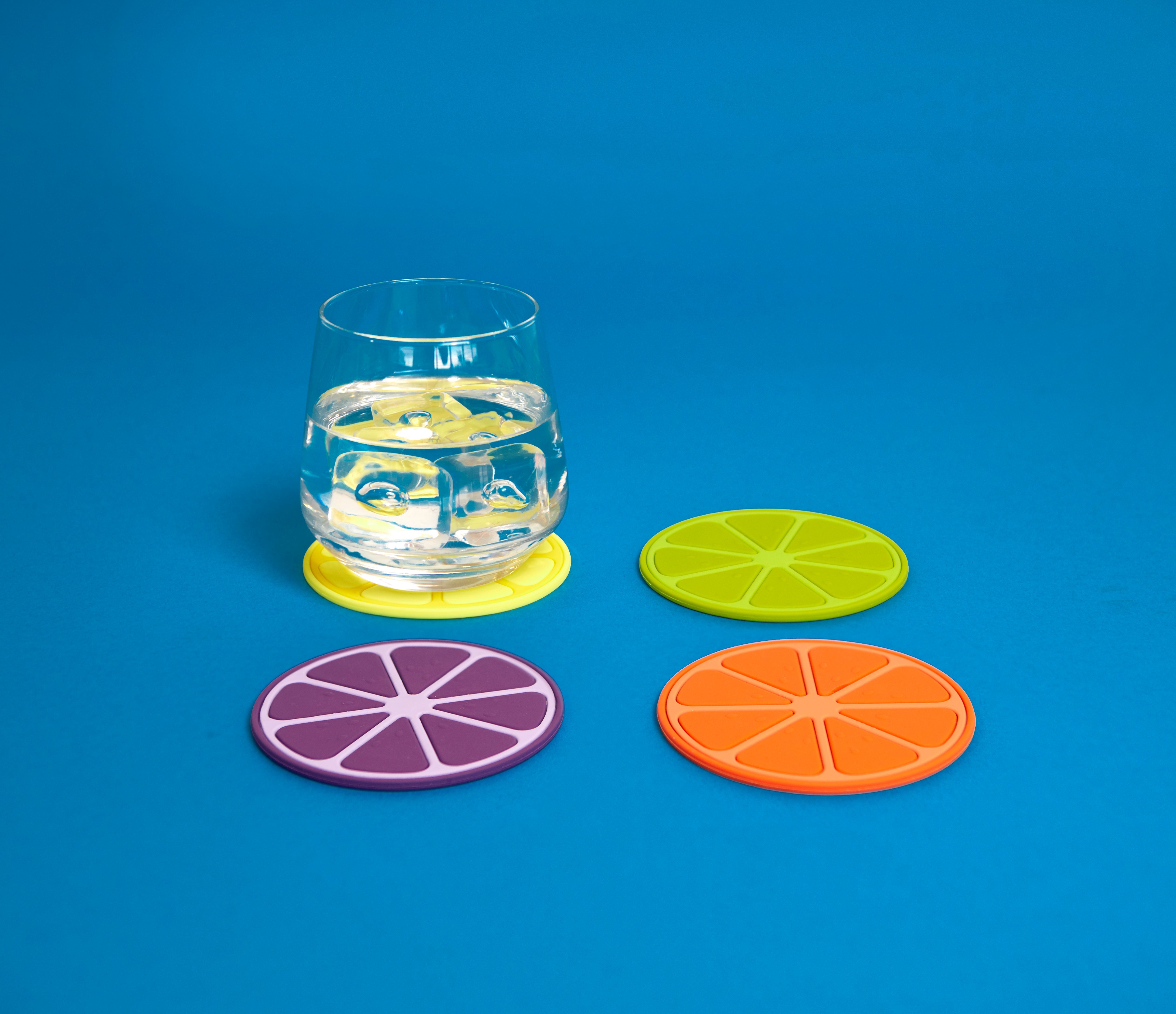 Balvi Onderzetters Fruit Party - 4 stuks, close-up van een glas op de onderzetter