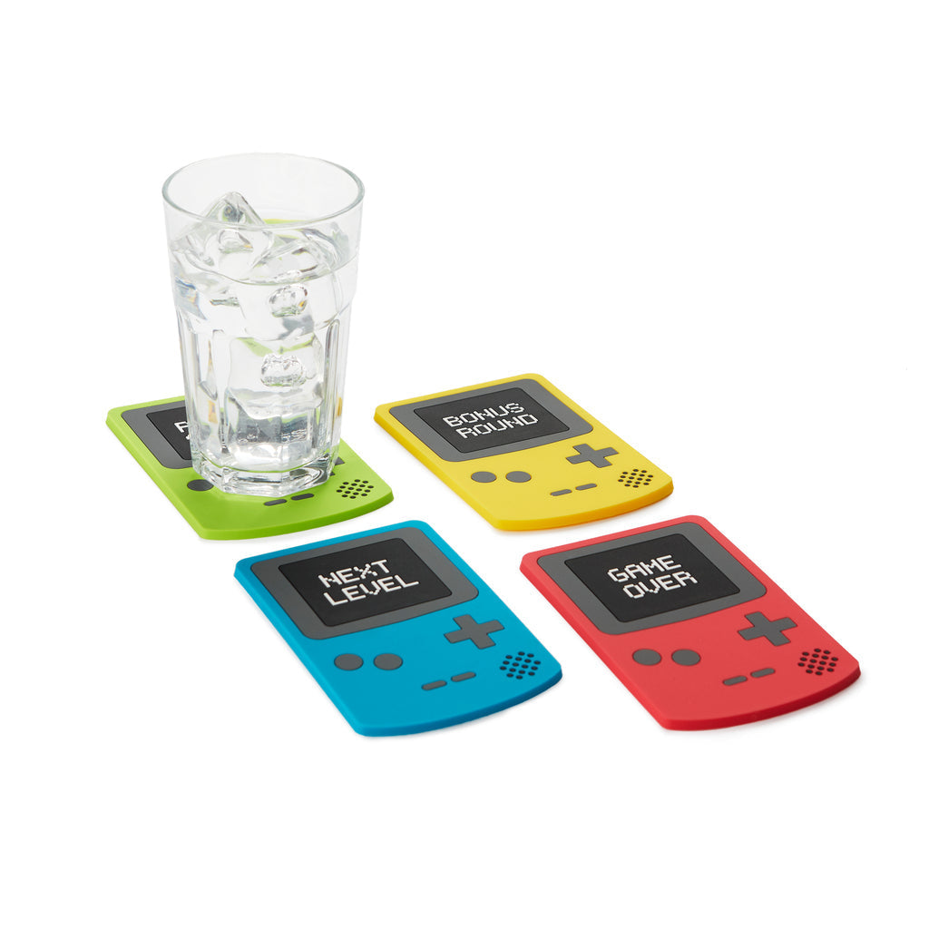Balvi Onderzetters Start Game - 4 stuks, glas water op de groene onderzetter met de gele, blauwe en rode ernaast