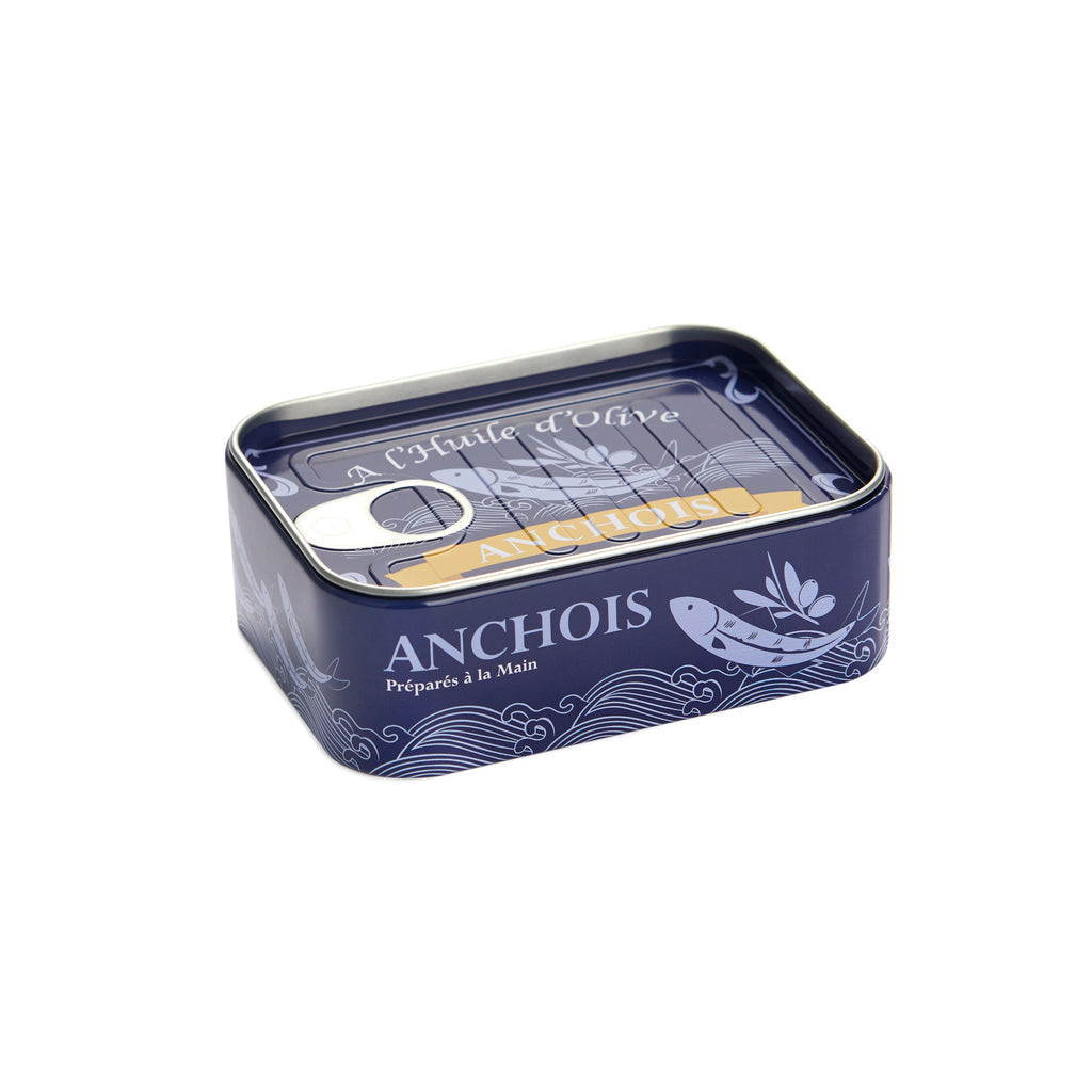 Gesloten donkerblauw blik met gele banner en de opdruk Anchois, op een witte achtergrond