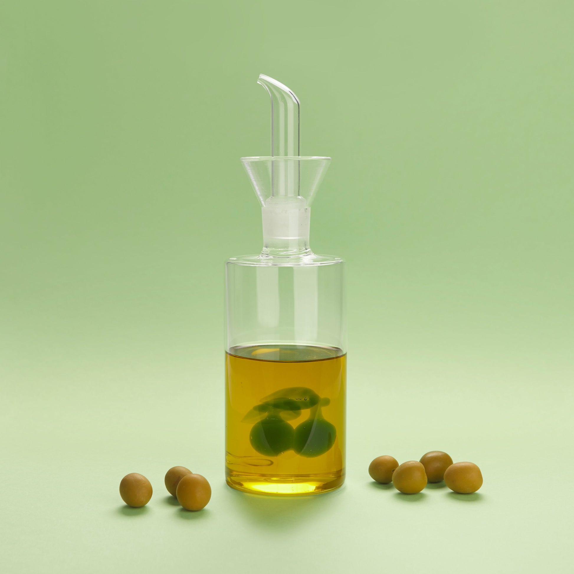 Balvi Olieschenker Olijf - 350 ml, op groene achtergrond, gevuld met olie