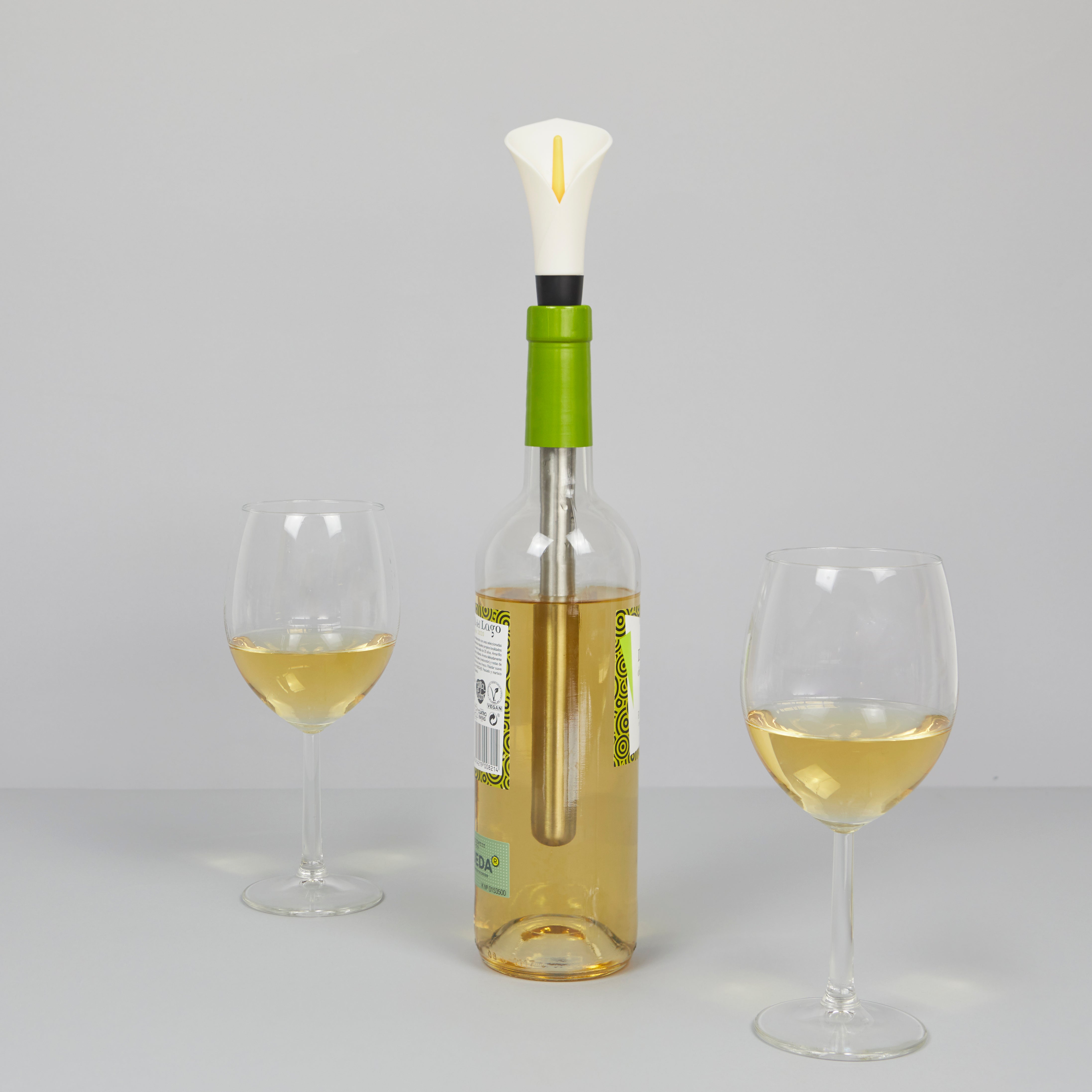 Balvi Wijnkoeler Lily, op grijze achtergrond in een fles naast twee wijnglazen