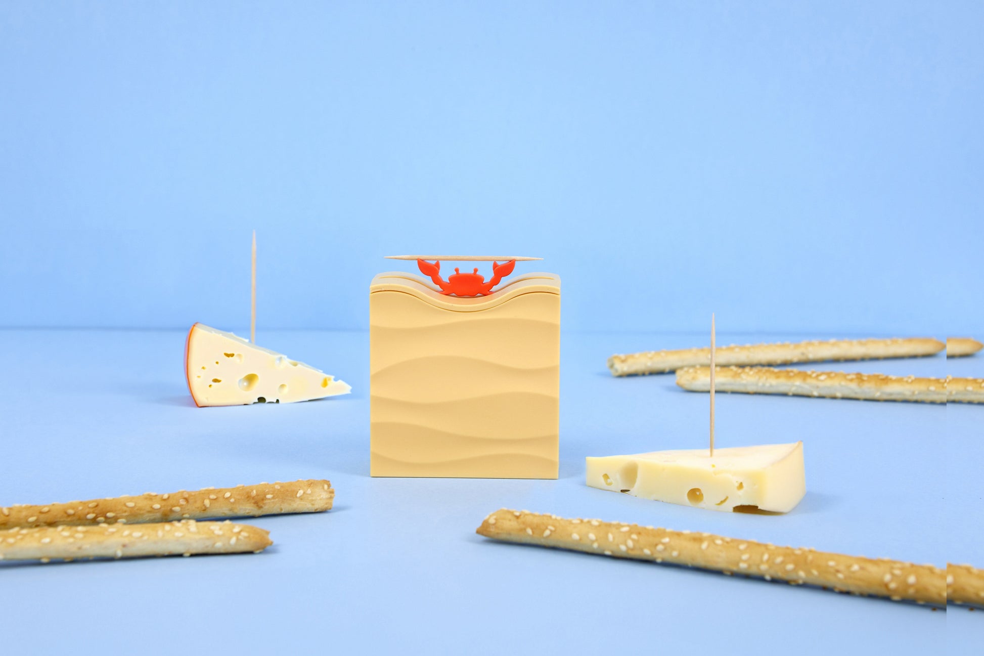 Balvi Tandenstokerhouder Sebastian, op blauwe achtergrond met kaas en crackers