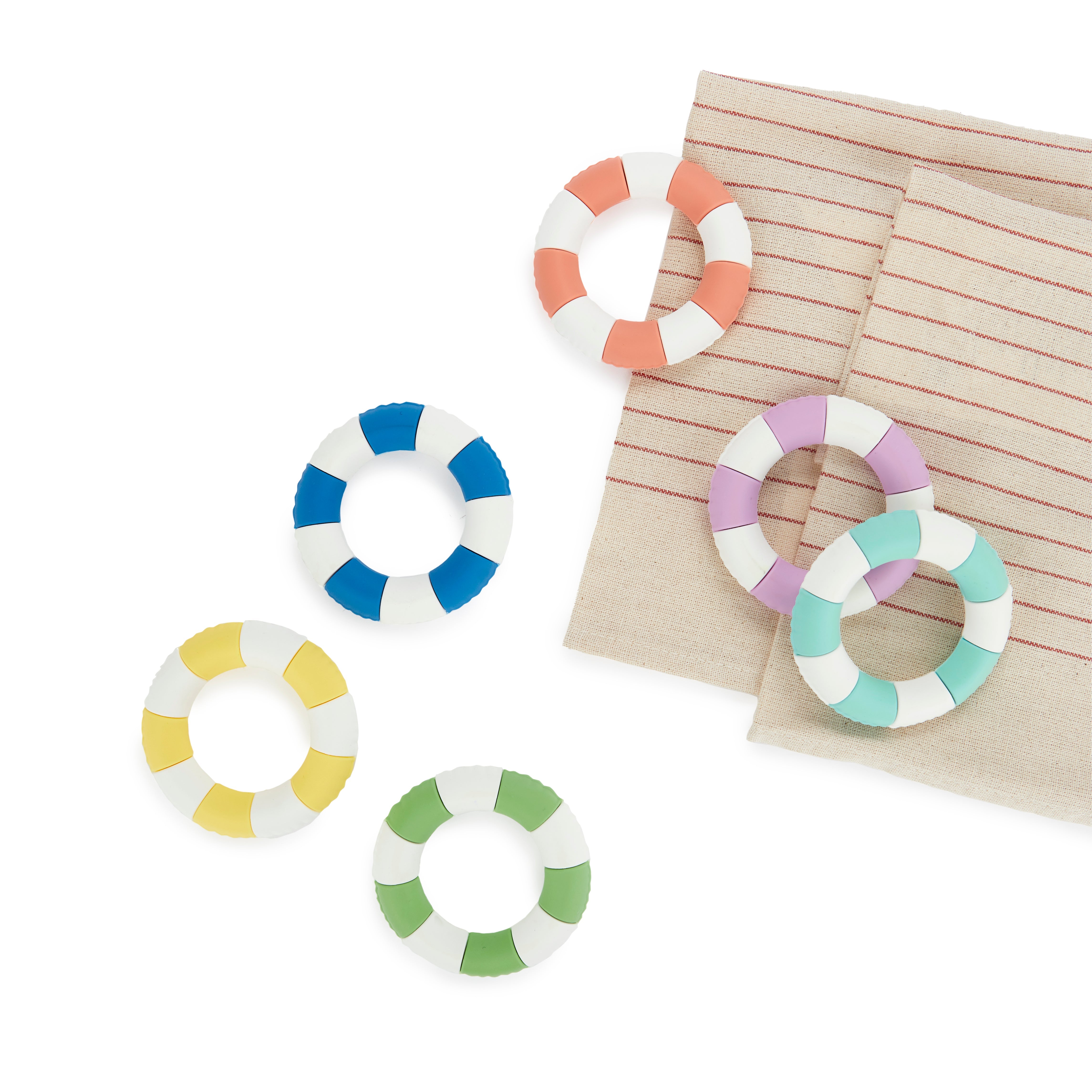 Balvi Servetringen Zwemband - 6 stuks, op een beige placemat met servetten