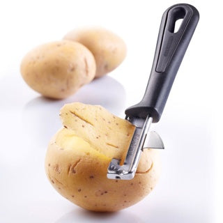 Westmark Gentle Swivel Peeler, zwart, in gebruik om een aardappel te schillen