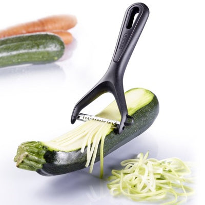 Westmark Gentle Juliennesnijder, zwart, in gebruik om courgette tot spaghettireepjes te snijden