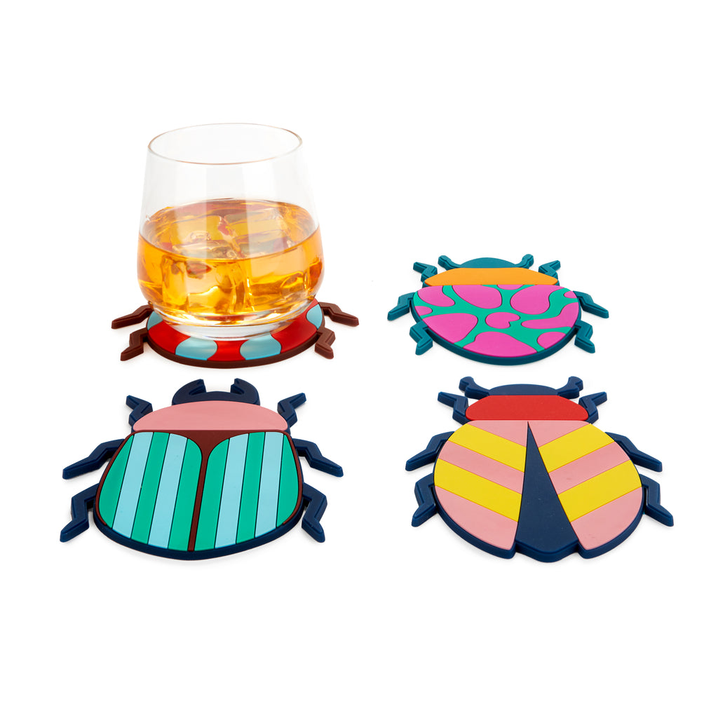Balvi Onderzetters The Beetles - 4 stuks, glas whisky op een kever-onderzetter, de andere drie ernaast op wit