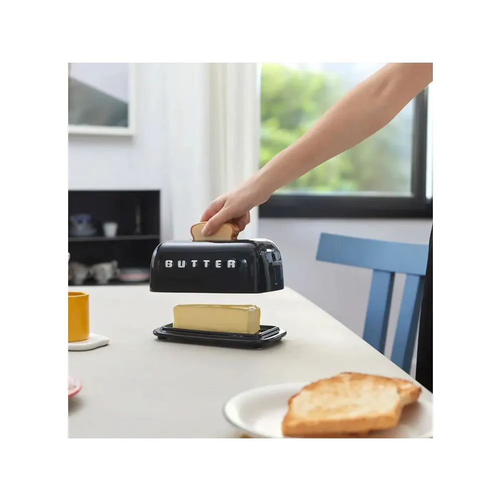 Balvi Botervloot Toasty Zwart, op een keukentafel naast toast