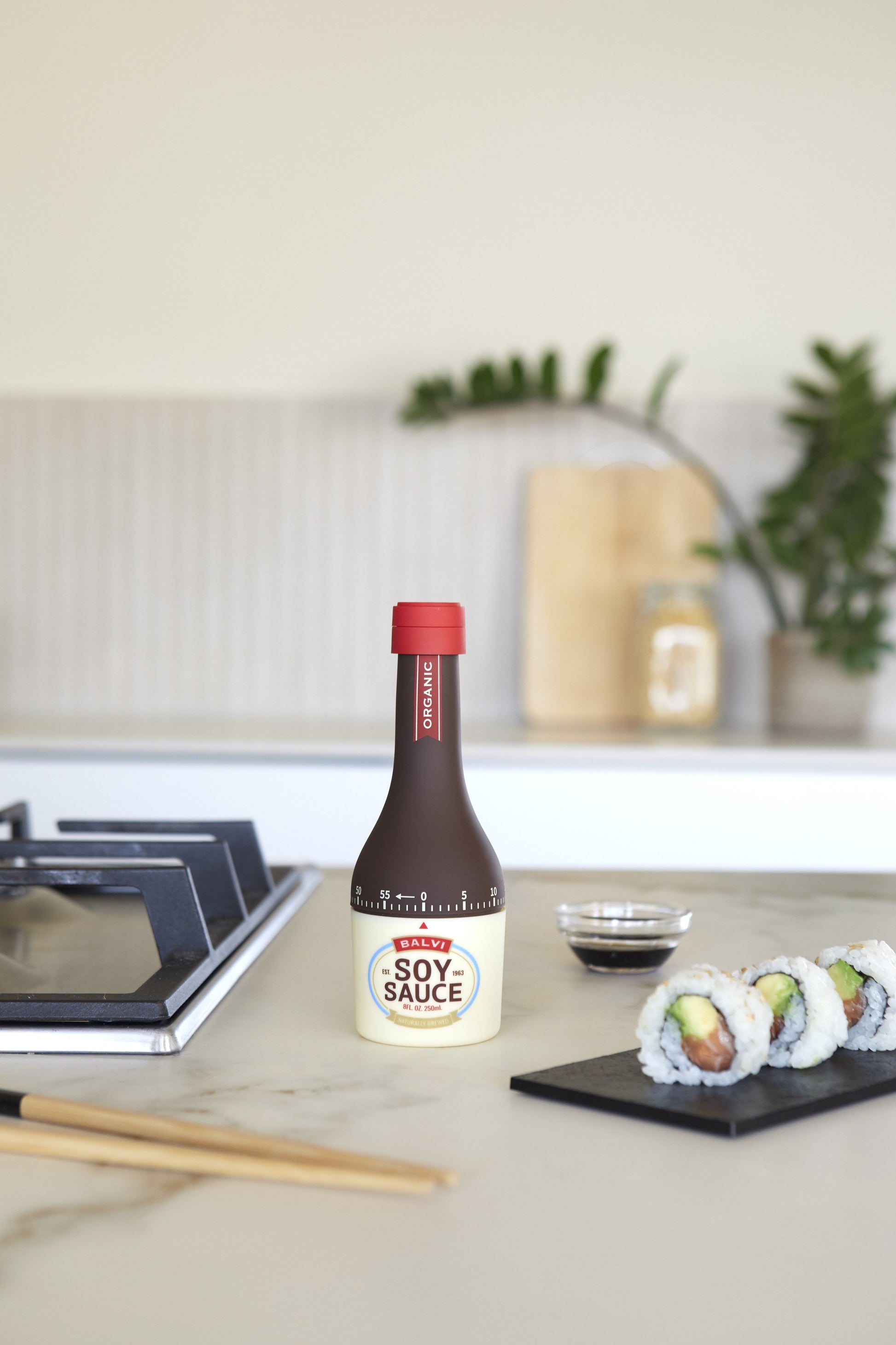 Balvi Kookwekker Sojasaus, op een keukenblad met sushi en eetstokjes