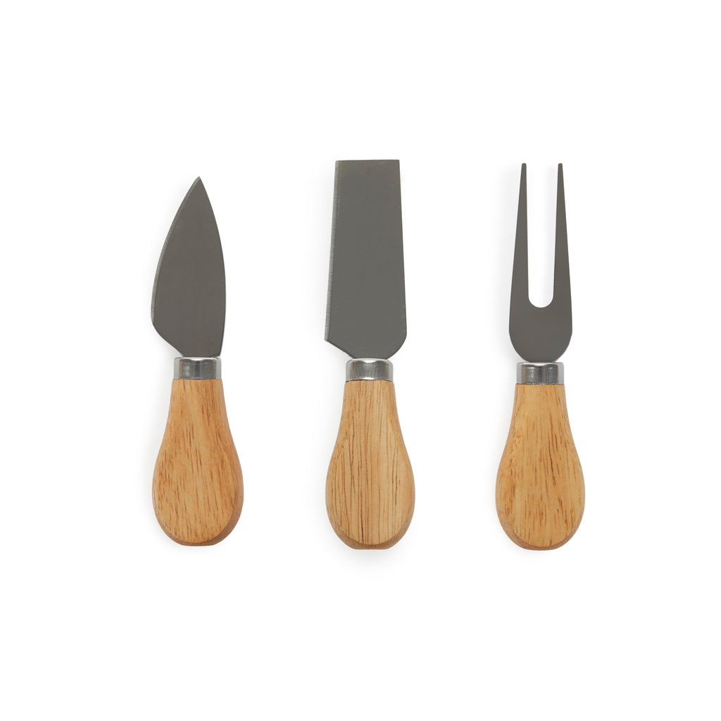 Drie kaasmesjes met houten handvat, een puntig mesje, een plat mesje en een vorkje, op een witte achtergrond