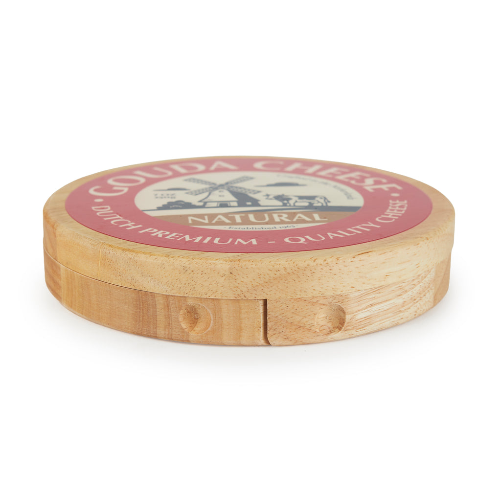 Dichte ronde houten plank van opzij met rode Gouda-opdruk en een uitschuifbaar vak, op een witte achtergrond