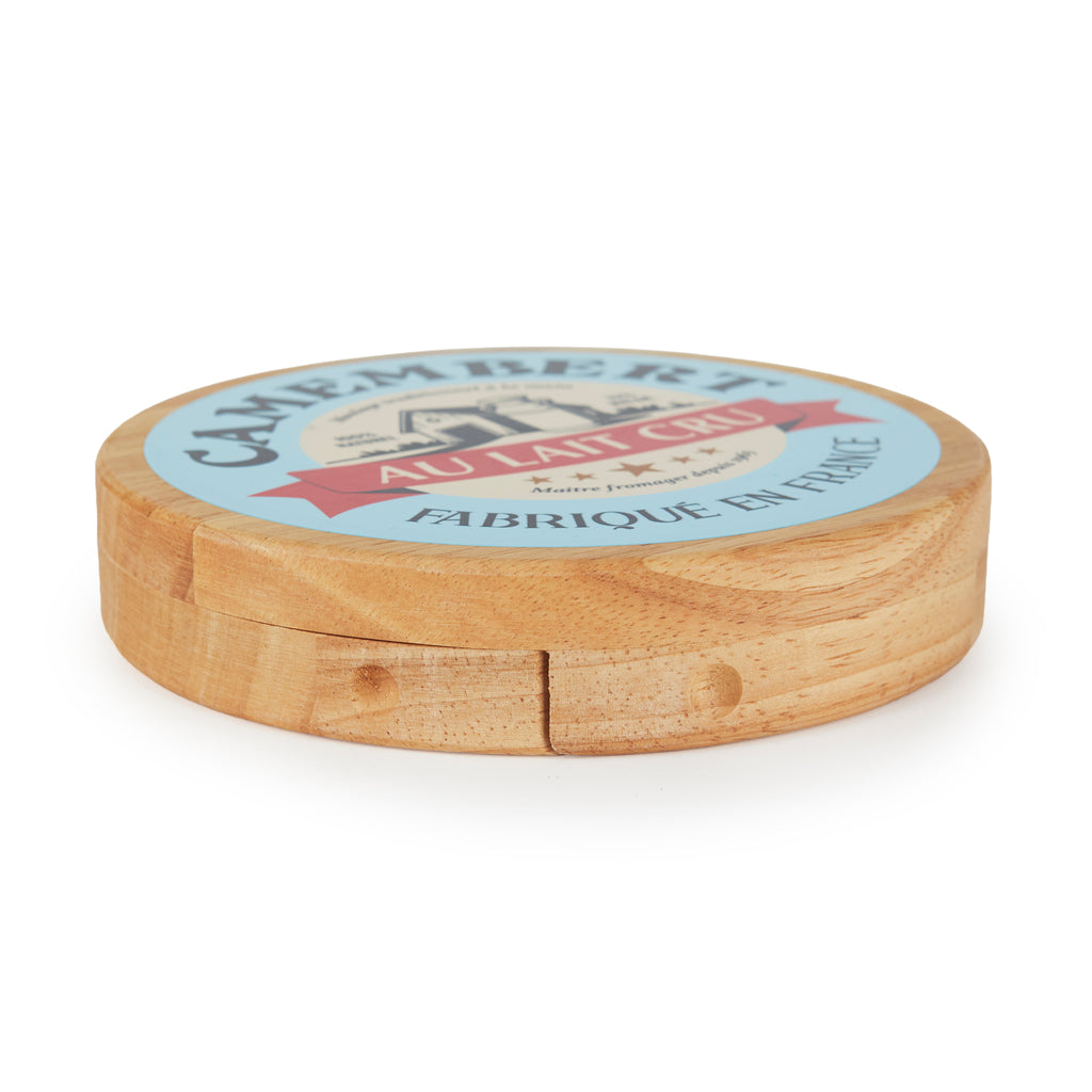 Dichte ronde houten plank van opzij met lichtblauwe Camembert-opdruk en een uitschuifbaar vak, op een witte achtergrond