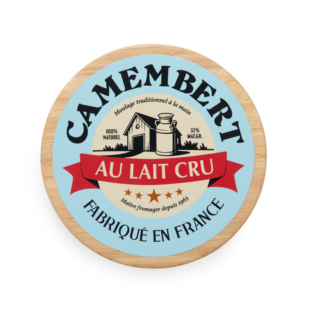 Bovenaanzicht van het bovenblad met lichtblauwe opdruk Camembert au lait cru, melkbus en rood lint