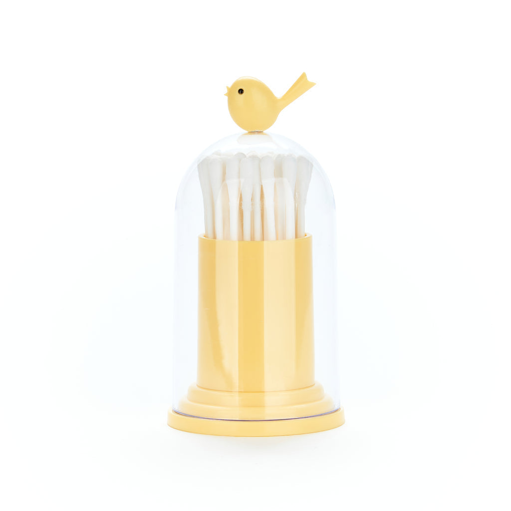 Gele Birdie met witte wattenstaafjes onder de doorzichtige stolp op een witte achtergrond