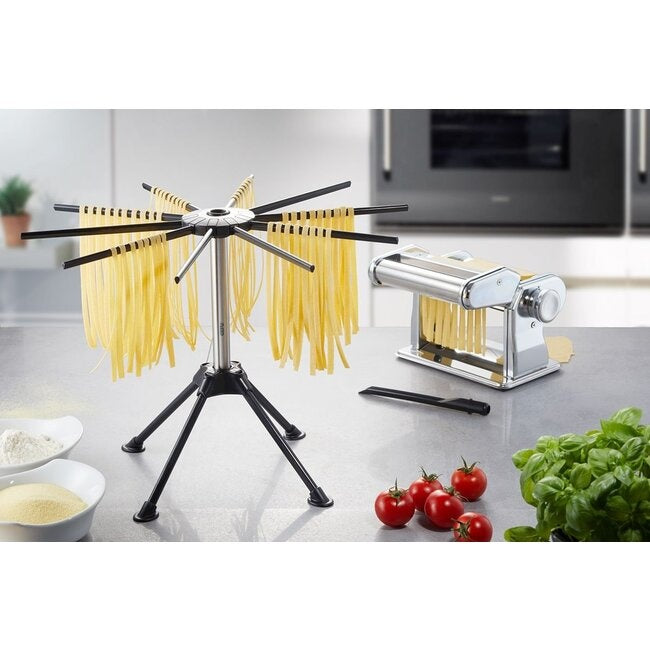 GEFU Pastadroger Diverso - Klein met pastalinten op het aanrecht, naast een pastamachine, kommen bloem en verse tomaten