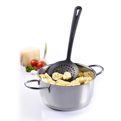 Westmark Gentle Schuimspaan, zwart, rustend in een pan met tortellini naast tomaat en Parmezaanse kaas