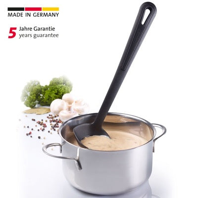 Westmark Gentle Juslepel, zwart, rechtop in een pan saus tussen broccoli en champignons