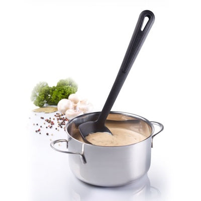 Westmark Gentle Plus Juslepel, zwart, in een pan met romige saus naast broccoli en champignons