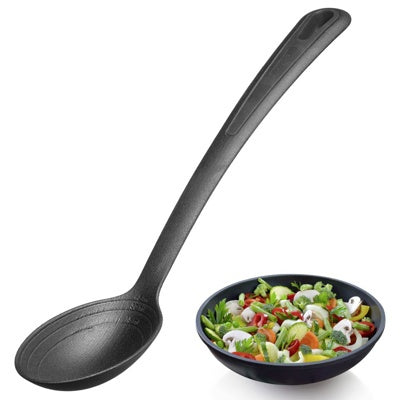 Westmark Gentle Plus Groentelepel met Ovale Lepel, zwarte lepel diagonaal naast een kom salade