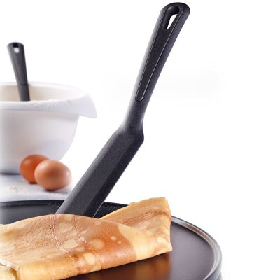 Westmark Gentle Plus Pannenkoekenspatel, zwart, spatel tilt een pannenkoek op uit een pan naast een kom beslag en eieren