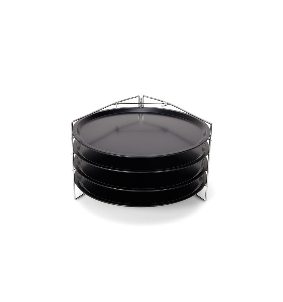 Patisse Pizza Bakset 4-delig met Houder - 33 cm op witte achtergrond met vier zwarte platen in een metalen rek