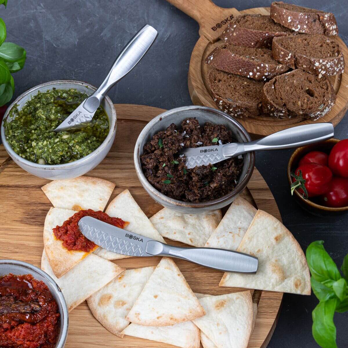 Boska Monaco+ Smeermessenset Small tussen kommetjes pesto, tapenade en tomatendip met brood
