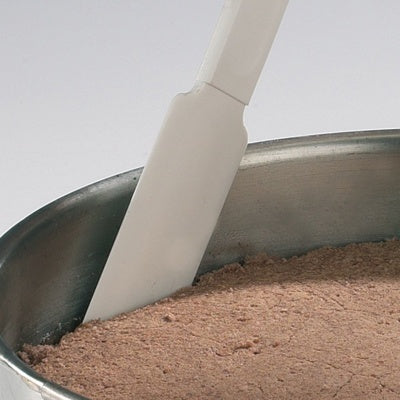 Westmark Pannenlikker, wit, spatel tegen de rand van een bruine kruimelmassa in een metalen bakvorm