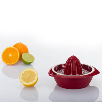 Westmark Limetta Citruspers Rood, rood, kunststof citruspers naast halve citroen, limoen en sinaasappel