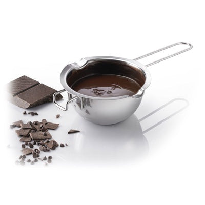 Westmark Smeltpannetje, zilver, gevuld met gesmolten chocolade naast stukjes pure chocolade