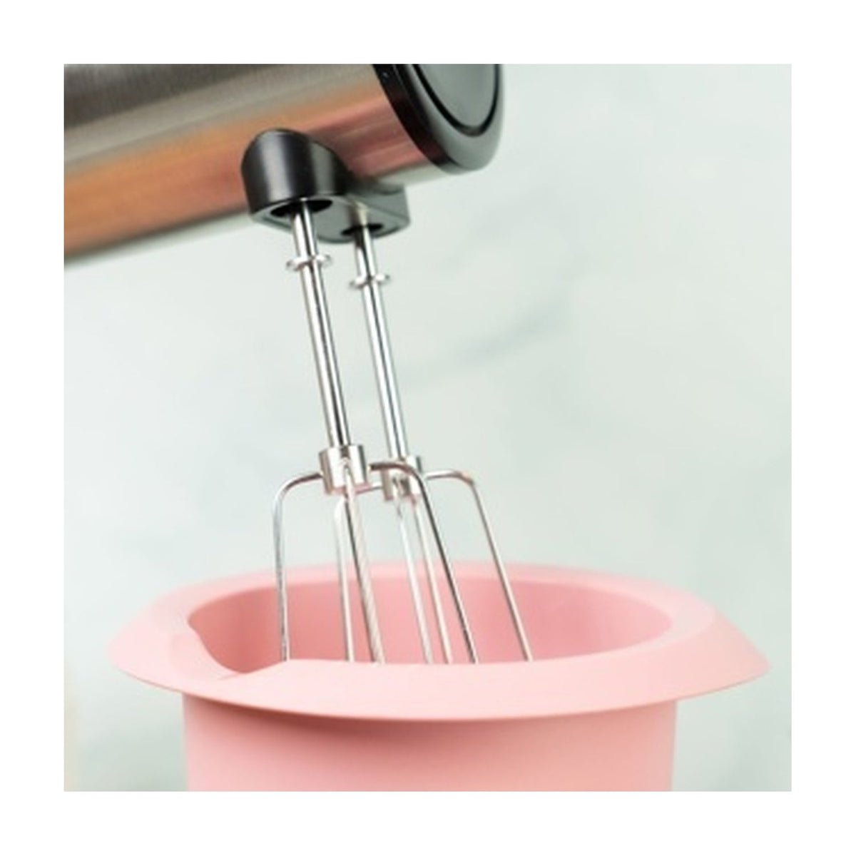 Westmark Hoge Mengbeker, roze, close-up van de roze siliconen rand met mixergardes erin geplaatst