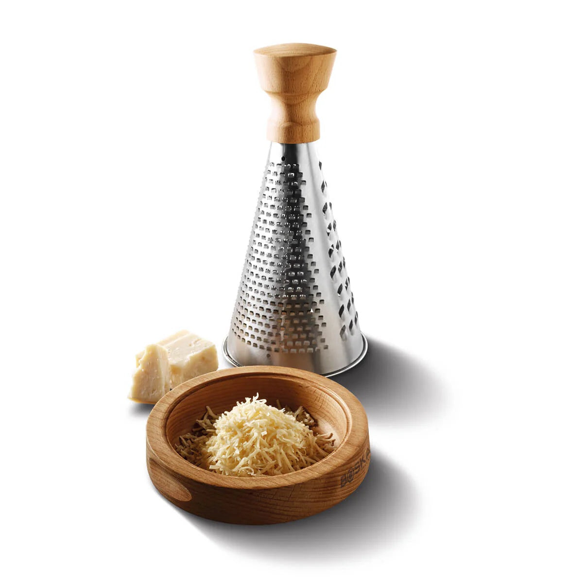 Boska Oslo+ Tafelrasp naast een schaaltje geraspte kaas en een stuk parmezaan