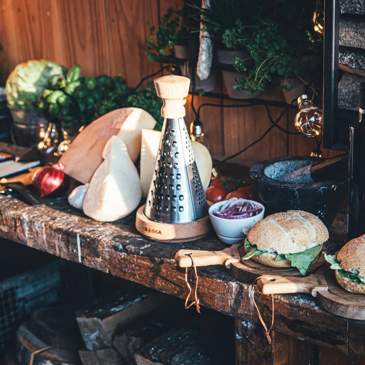 Boska Oslo+ Tafelrasp in een sfeervolle keuken tussen kaaswielen en belegde broodjes