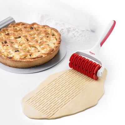 Westmark Deegsnijder Raster, rood, naast een afgebakken quiche en uitgerold deeg met bloem
