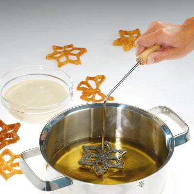 Westmark Wafelset Gietijzer, in gebruik bij het bakken van een wafel in hete olie