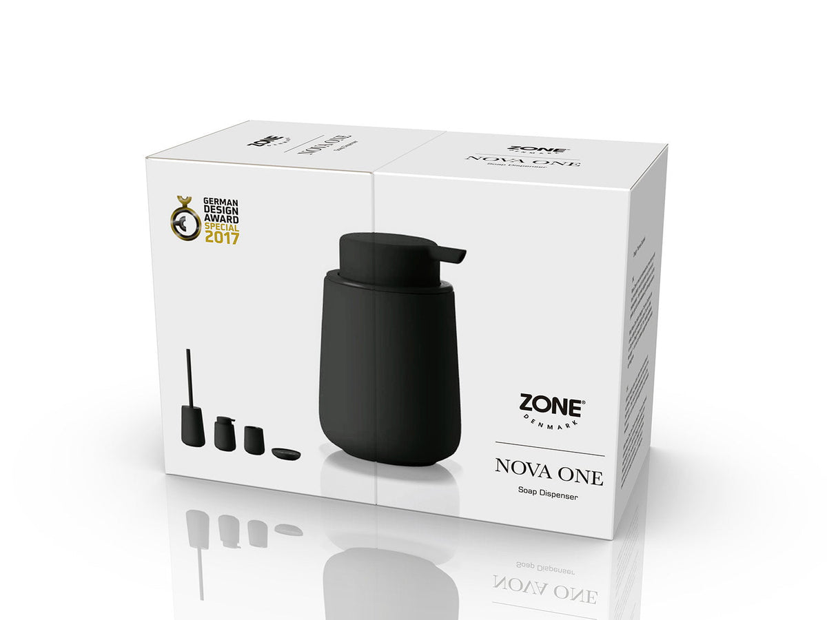 Verpakking van de Zone Denmark Nova One Zeepdispenser, met productfoto en German Design Award-vermelding