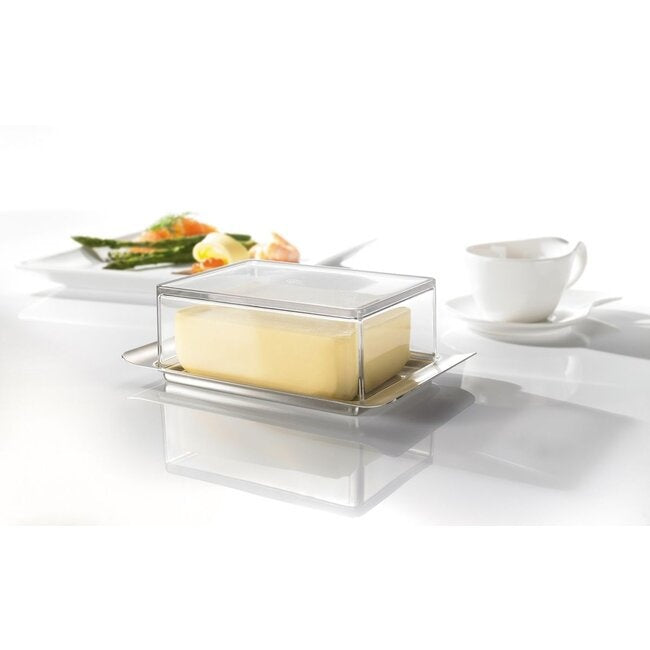 GEFU Botervloot Brunch - 250 g met blok boter op een gedekte tafel met croissants op een wit bord en een kopje koffie erachter