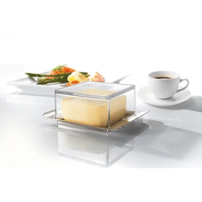 GEFU Botervloot Brunch - 125 g met blok boter, gestyled op een tafel met croissants op een wit bord en een kopje koffie op de achtergrond