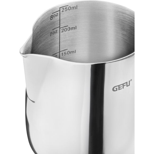 GEFU Melkkan Barista - 250 ml, close-up van de maatverdeling in ml en oz aan de binnenkant van de kan